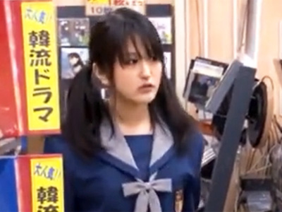 大人しそうな制服少女に目を付けた強姦魔がレンタルビデオ店で痴漢レ●プ