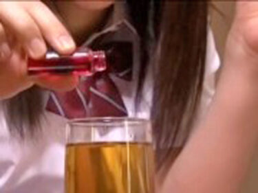 悪フザケで媚薬を飲んだJKが欲望に勝てず同級生と大量中出しファック